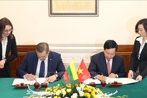 外交部長范平明（右二）與立陶宛內務部長埃穆蒂斯‧米休納斯（左二）簽署《給持有兩國外交與公務護照者免簽證協定》。