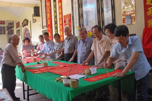 昨(23)日，書法分會各位書法家已開始書寫對聯、揮春，準備懸掛在會場讓各界熱心人士欣賞和選擇。