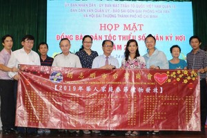 本報與本市台商會代表和第十郡領導向華人贈送禮物。