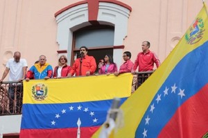 委內瑞拉總統馬杜洛（前中）23日宣佈，將與美國斷絕外交關係，並要求美國外交人員在3天內離境。（圖源：互聯網）