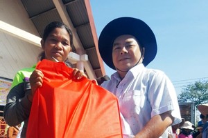 丁文森向貧困少數民族同胞贈送新年禮物。