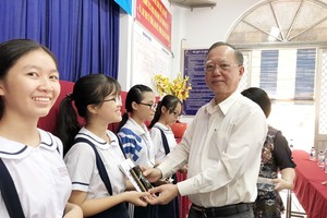 穗城會館理事長盧耀南向書法班贈送毛筆。