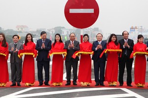 政府總理阮春福（右八）出席剪綵儀式。（圖源：俊馮）