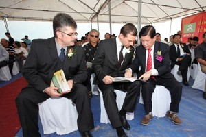 杜龍總經理（右）向外國投資商介紹涵儉 二工業區投資活動。