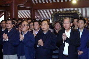 政府總理阮春福（前右二）同多位原國家級領導親往巴為山胡志明主席祠堂上香緬懷胡伯伯。（圖源：越通社）