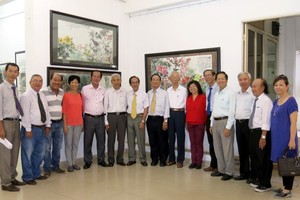 貴賓參觀華人美術展後與各畫家合照。