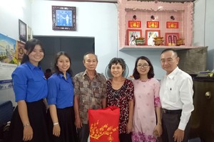 范興主任（右）與孔濟河夫婦（左三、四）和共青團代表合影。