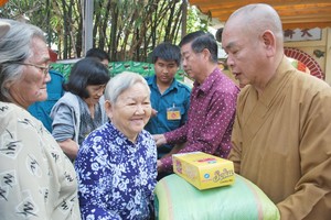 龍華寺住持釋慧功向窮人贈送歲暮禮物。
