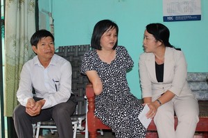 鄧氏燕（中）正與工會幹部談話。