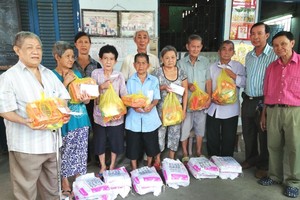 玻璃業團主席李國強和熱心廠商楊慶文(右)向團員發放禮物合照。