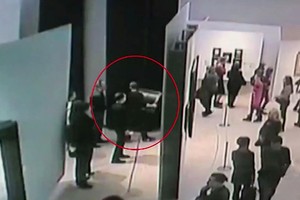 在莫斯科國立特列季亞科夫畫廊內，紅色圈中男子當眾取下名畫，然後若無其事地離開畫廊。（圖源：AFP）