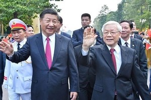 黨中央總書記、國家主席阮富仲（前右）與中共中央總書記、國家主席習近平（前左）。（圖源：越快訊）