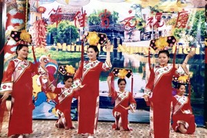 “蓮花”歌舞團為每年春節的表演不遺餘力。