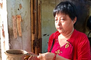 林詩凰以傳統布袋式沖咖啡。