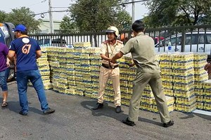 交警與民眾幫助司機將貨品收拾搬至另一車道。（圖源：志石）