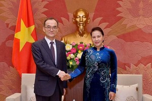 國會主席阮氏金銀(右)接見韓國大檢察廳檢察總長文武一。（圖源：玉梅）