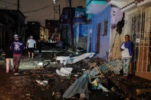 地時間1月28日，古巴哈瓦那遭龍捲風襲擊，造成電力中斷，建築物和汽車受損，目前還沒有明確的傷亡報告。（圖源：互聯網）