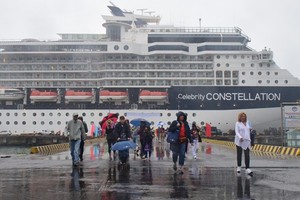 Celebrity Constellation高級郵輪的乘客抵港後上岸觀光遊覽。（圖源：英科）