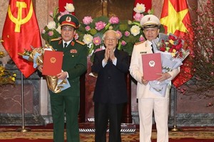 黨總書記、國家主席阮富仲向兩上將授予晉升大將《決定》。（圖源：越通社）