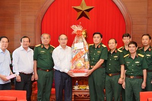 市委書記阮善仁（左四）探訪國防部第七軍區司令部的幹部、戰士並贈送禮物祝賀新年。（圖源：越勇）