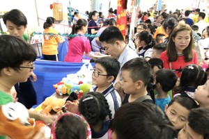 文朗學校第二分校的眾多小學生踴躍參加新春慈善盛會。