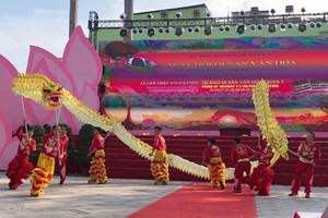 第五郡文化中心表演舞龍節目。