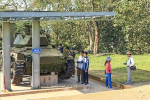 遊客在參觀奠邊府A1丘遺跡。（圖源：越通社）