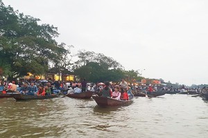 上千遊客熙熙攘攘地沿著燕溪趕廟會。（圖源：何芳）