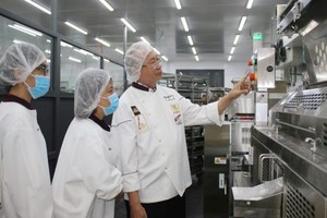 高肇力先生主理的亞洲餅家引進現代設備滿足新時期發展需求。