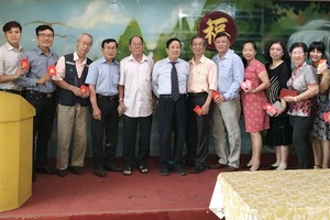 崇華(歐姬)華文中心董事會已向校政主任、教師們派發紅包。