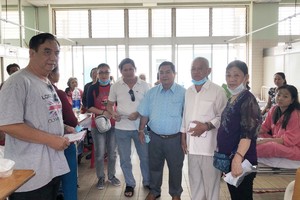 福慧慈善組昨(10)日組團一行8人前往市大水鑊醫院探訪貧困病人及派發紅包。