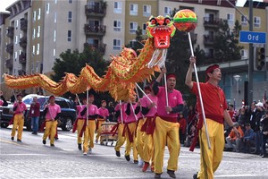 當地時間9日下午1時許，在“新年快樂”的中英文歡呼聲和喜慶喧天的鑼鼓聲中，2019年 金龍大遊行在洛杉磯中國城開場。（圖源：互聯網）