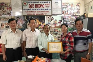 土龍木天后宮理事長王永勝 (中)接受該中心負責人的感謝書。