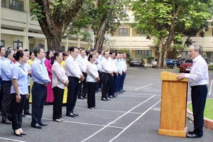 市委書記阮善仁向市委、市委辦公廳和市委檢查委員所屬部門的全體幹部、公務員、職工與勞動者致新年賀詞。（圖源：胡龍）