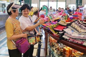 外國遊客參觀市郵政局。