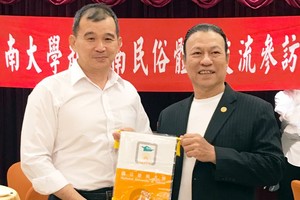 蔡宗信教授（左）向劉劍昌師傅贈送紀念品。