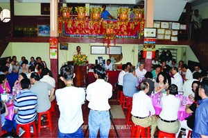 隆慶關帝廟每年競投聖燈活動籌善款作公益事業。