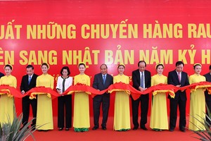 政府總理阮春福(中)出席新年首批出口商品的剪綵儀式。（圖源：光孝）