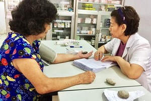 診所醫生正給病人診病。