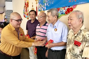 陳建昌師傅向長者們敬送禮物。