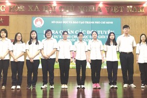 十名考取華文科優秀生合影。