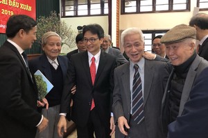 政府副總理武德膽(左三)與新聞工作者交談。（圖源：K.H）