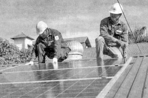 電工技師在第十一郡後江學校安裝太陽能發電板。