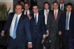 美財政部長姆努欽（左二）率領美方代表團抵達 北京。（圖源：AP）