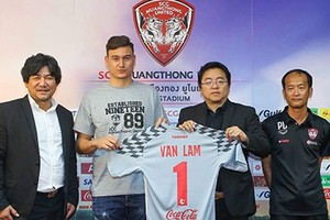 鄧文林在新聞發佈會上展現了自己在泰國蒙通聯的１號球衣。