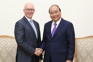 政府總理阮春福（右）接見國際貨幣基金組織(IMF)駐越南辦事處首席代表喬納森‧鄧恩。（圖源：越通社）