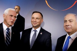 美國副總統彭斯（左起）、波蘭總統杜達以及以色列總理內塔尼亞胡在會議上。（圖源：路透社）