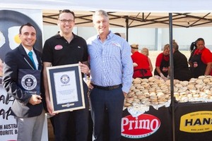 澳大利亞昆士蘭一間食品公司打破了製作最多早餐卷的吉尼斯世界紀錄。（圖源：互聯網）