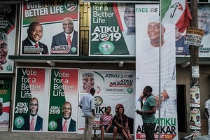 尼日利亞人民民主黨總統候選人阿蒂庫·阿布巴卡爾的支持者坐在一地方競選辦公室前。（圖源：互聯網）