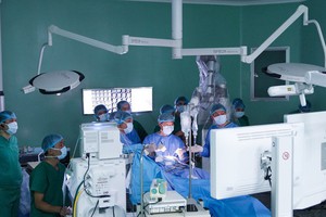 醫護團隊利用機器人輔助進行腦瘤割除手術。（圖源：醫院提供）